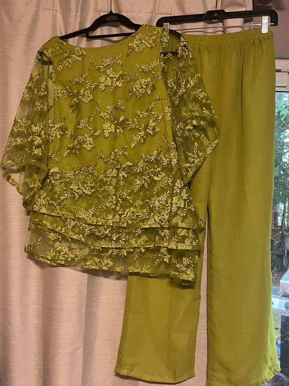 New 2 Piece Lace Pant Suit Size 8